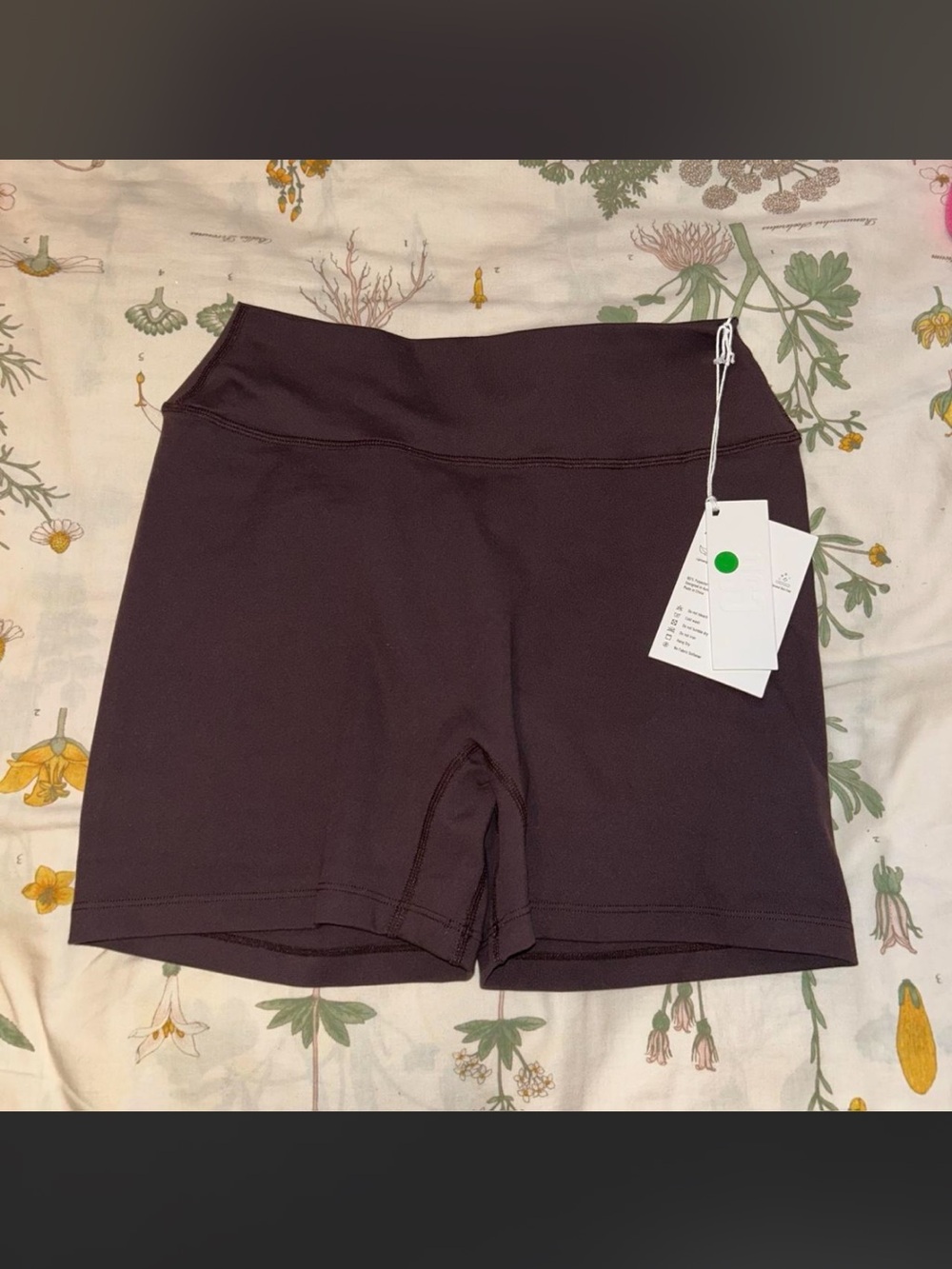 CSB Form Invisible Scrunch Shorts 4" Color espresso new with tags
